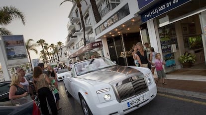 Un Rolls-Royce se pasea por Puerto Banús.