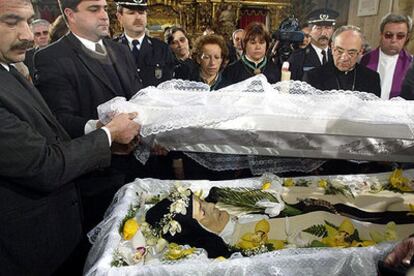 El cuerpo de sor Lúcia yace en su féretro durante los funerales celebrados ayer en Coimbra.