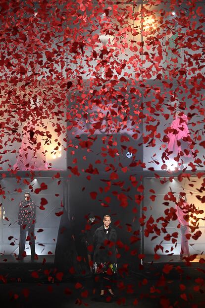 Amber Valetta cerrando el desfile cubierta por una lluvia de corazones rojos.