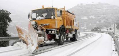 Una máquina quitanieves trabaja en la limpieza de la calzada durante la nevada de esta tarde en el Puerto de Ares, Castellón