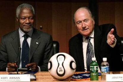 Kofi Anan con el presidente de la Fifa, antes de acudir al foro de Davos.