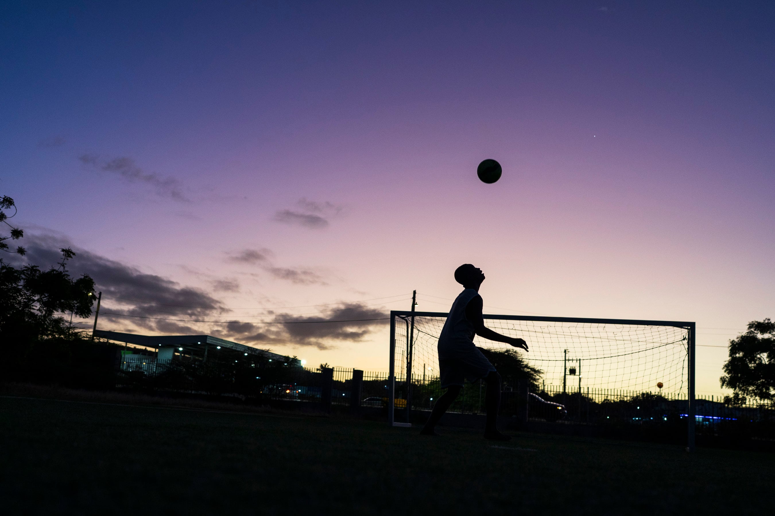 Un joven juega al fútbol en la ciudad de Barber.