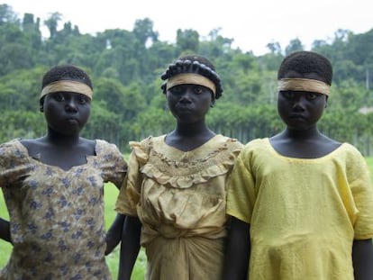 J&oacute;venes jarawa con ropa que les han dado los for&aacute;neos. 