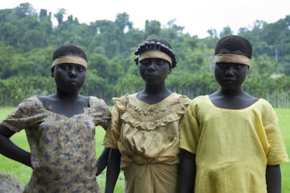 J&oacute;venes jarawa con ropa que les han dado los for&aacute;neos. 