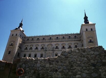 <p><strong>El turista critica.</strong> "Lugar <a href="https://www.tripadvisor.es/ShowUserReviews-g187489-d240460-r647219360-Alcazar_Museo_del_Ejercito-Toledo_Province_of_Toledo_Castile_La_Mancha.html" rel="nofollow" target="_blank">poco recomendable para pacifistas</a>. Es una exaltación bélica".</p> <p><strong>La experta responde.</strong> "Obviamente un museo dedicado al Ejército puede estar centrado en la guerra, es lógico ya que es una de las actividades de la institución. De todas maneras pueden acudir pacifistas [aunque sea] para conocer al enemigo". <strong>Mariona Tió de Gispert, coordinadora de exposiciones del Museo Picasso de Barcelona</strong>.</p>