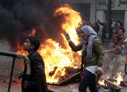 Manifestantes lanzan piedras contra un edificio gubernamental en El Cairo.