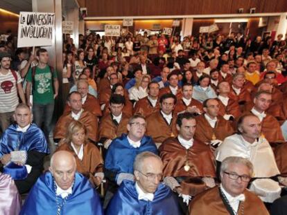 Decenas de alumnos han irrumpido en el acto de apertura del curso en la Universidad Politécnica de Valencia.