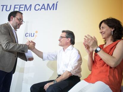 De izquierda a derecha, Ramon Espadaler, Artur Mas y la candidata de CIU en Vic, Anna Erra.