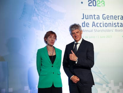 La presidenta de Cellnex, Anne Bouverot, y el consejero delegado, Marco Patuano, durante la junta de accionistas de 2023.