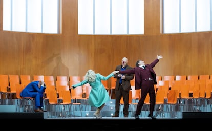 Lauri Vasar (Gunther, sentado), Mandy Fredrich (Gutrune), Mika Kares (Hagen) y Andreas Schager (Siegfried) en el segundo acto de 'Götterdämmerung'.