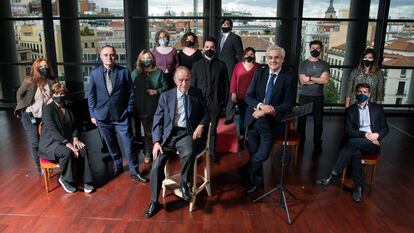 El equipo directivo del Teatro Real, con Joan Matabosch, Gregorio Marañón y Bertrán de Lis e Ignacio García-Belenguer en primer plano, posa con miembros del personal artístico de la institución este lunes, minutos antes de comenzar la gala de los International Opera Awards.