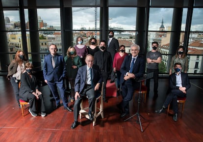 El equipo directivo del Teatro Real, con Joan Matabosch, Gregorio Marañón y Bertrán de Lis e Ignacio García-Belenguer en primer plano, posa con miembros del personal artístico de la institución este lunes, minutos antes de comenzar la gala de los International Opera Awards.