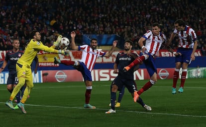 Mario Mandzukic remata durante el encuentro de la Liga de Campeones.