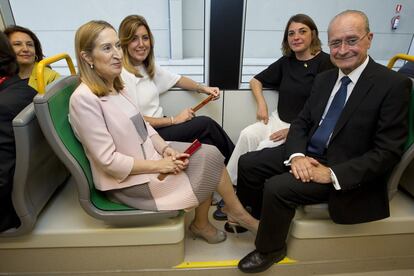 En julio de 2014, la ministra de Fomento, Ana Pastor, junto a Susana Diaz, Elena Cortes y el alcalde de Malaga, Francisco de la Torre, inaugura el metro de Málaga.