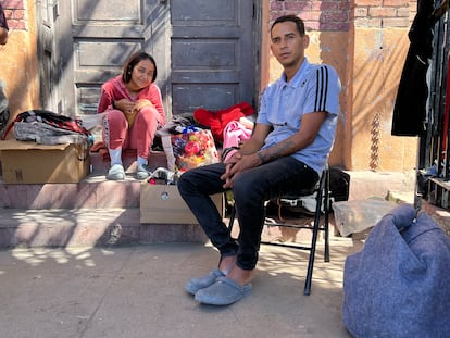 Exel Pérez y su sobrina Jailin, el miércoles a la puerta de la Iglesia del Sagrado Corazón en El Paso (Texas).