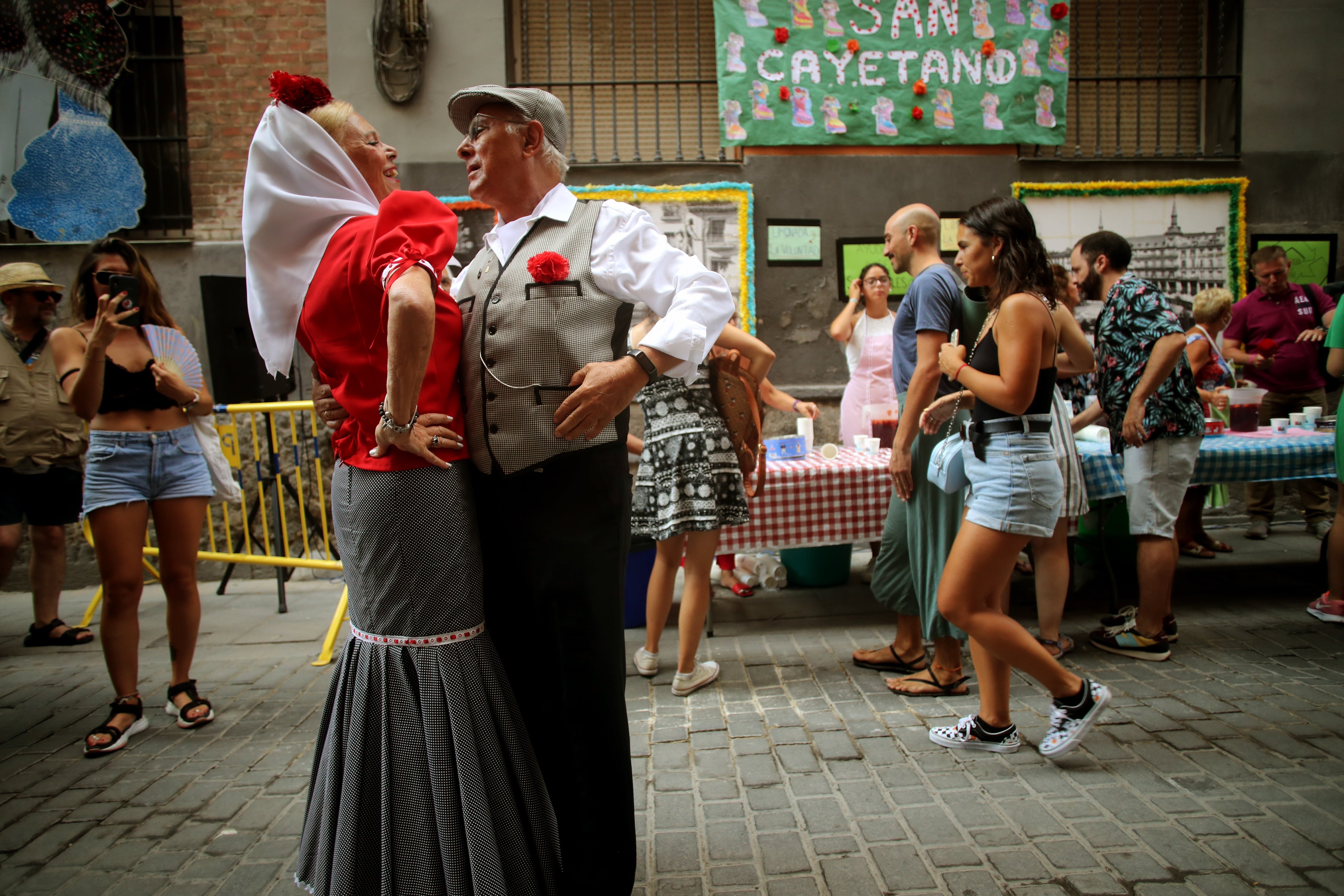 Fiestas de San Cayetano 2024, en la calle del Oso, en Madrid. Foto Samuel Sánchez