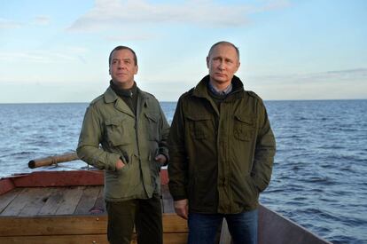 El presidente ruso, Vladimir Putin, junto al primer ministro, Dmitry Medvedev, en la regi&oacute;n de Novgorod. 