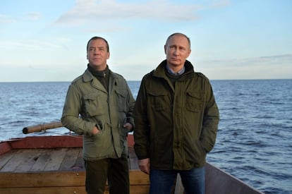 El presidente ruso, Vladimir Putin, junto al primer ministro, Dmitry Medvedev, en la región de Novgorod.