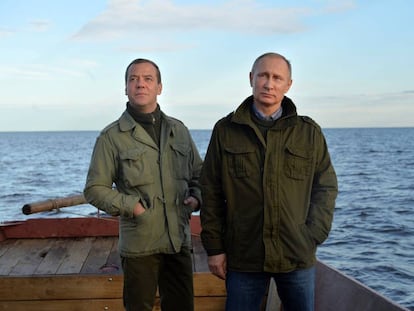 El presidente ruso, Vladimir Putin, junto al primer ministro, Dmitry Medvedev, en la regi&oacute;n de Novgorod. 