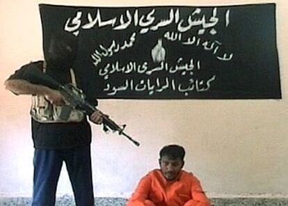 Un secuestrador apunta a un rehén indio en Irak, en un vídeo difundido ayer. 

/ REUTERS