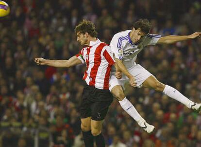 Van Nistelrooy y Aitor Ocio pugnan por un balón aéreo