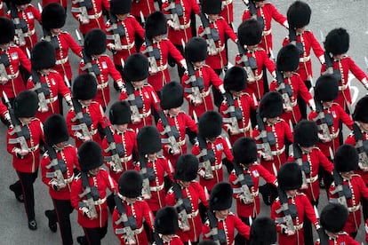 Guardias de Coldstream marchan a primera hora de este sábado por las calles de Londres. 