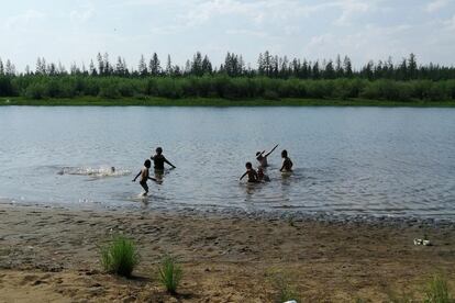 Varios niños juegan en el lago de Krugloe, al lado de la ciudad rusa de Verjoyansk, en la región ártica, el 21 de junio de 2020.