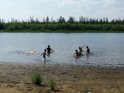 Varios niños juegan en el lago de Krugloe, al lado de la ciudad rusa de Verjoyansk, en la región ártica, el 21 de junio de 2020.