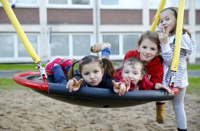 Unos niños procedentes de los Balcanes sonríen a la cámara tras unos juegos infantiles en Colonia (Alemania), el 12 de noviembre de 2015.