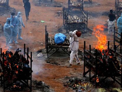 Piras funerarias, este lunes a las afueras de Bangalore (India).