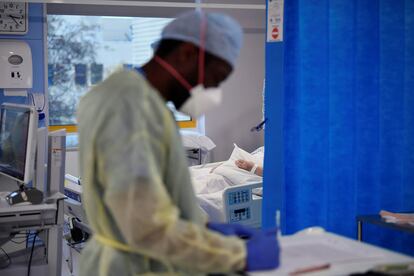 Profissional de saúde trabalha na UTI no hospital universitário de Milton Keynes, na Inglaterra, em 20 de janeiro.