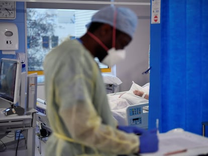 Profissional de saúde trabalha na UTI no hospital universitário de Milton Keynes, na Inglaterra, em 20 de janeiro.