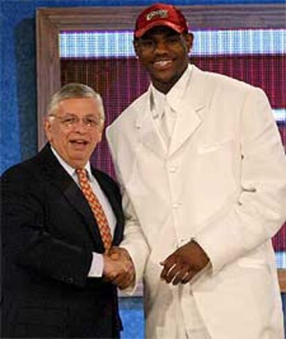 David Stern, comisionario de la NBA, estrecha la mano de LeBron.