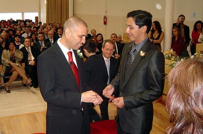 Boda entre Rubén Fernández-Casar (izquierda), coordinador de la Comisión Permanente Federal de Izquierda Unida y su compañero, el colombiano Richard Quintana, en San Fernando de Henares (Madrid). 29 de octubre de 2005.