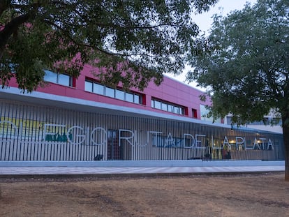 Exterior del Colegio Ruta de la Plata de Almendralejo del que una gran parte de las víctimas son alumnas.