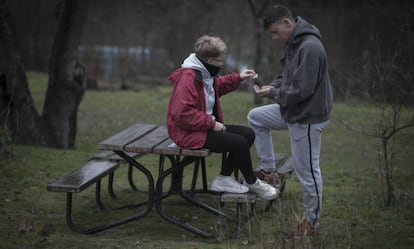 Dos adolescentes en un parque. 