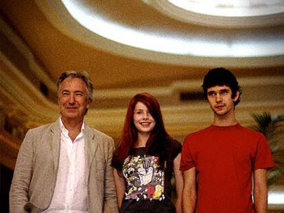 Alan Rickman (a la izquierda), Rachel Hurd-Wood y Ben Whishaw.