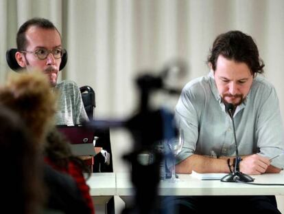 Pablo Iglesias between Pablo Echenique and Irene Montero.