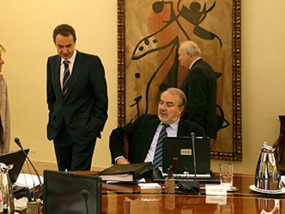 Zapatero charla con De la Vega y Solbes (sentado) al inicio de un Consejo de Ministros. A la izquierda, Alonso. Al fondo, Moratinos.
