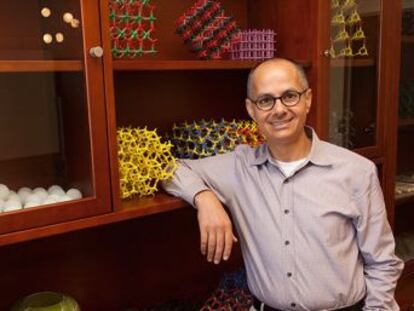 El catedrático Omar Yaghi crea materiales que pueden capturar y almacenar el dióxido de carbono