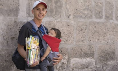 Vendedor ambulante venezolano en Lima (Perú).