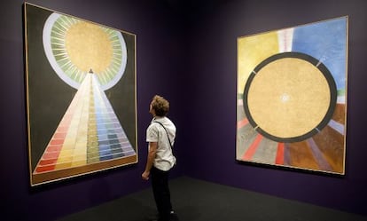 Dos obras de Hilma af Klint en la exposición de sus trabajos en el museo Picasso de Málaga en octubre de 2013. 