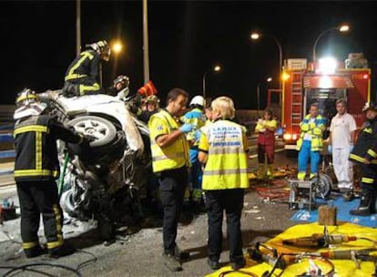 Miembros del Samur, bomberos y policía, en el lugar del accidente.