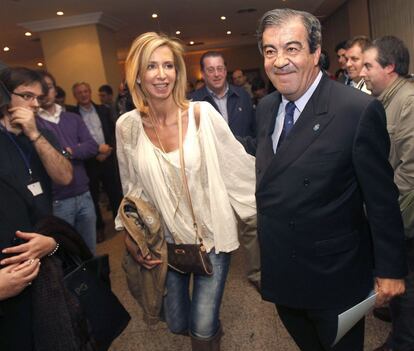 El presidente de Foro, Francisco Álvarez-Cascos, acompañado de su mujer, María Porto, tras comparecer ante los medios de comunicación para valorar el resultado de las elecciones asturianas en la sede de su partido.