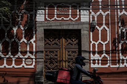 La Fonoteca Nacional se encuentra en la Casa Alvarado, un edificio del siglo XVIII construido con influencia andaluza y morisca, en Coyoacán.