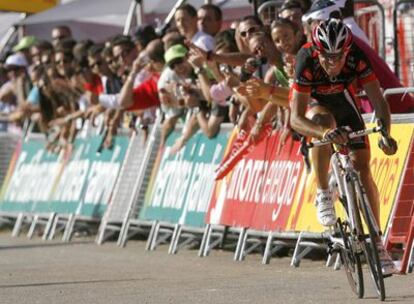 Alejandro Valverde acelera en la meta de Xorret del Catí.