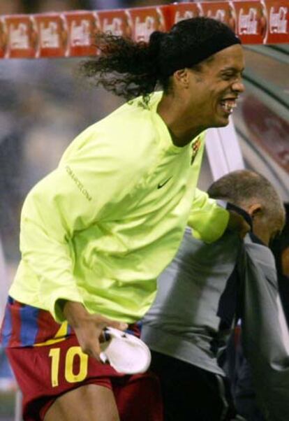 Ronaldinho celebra el título ayer en Vigo.