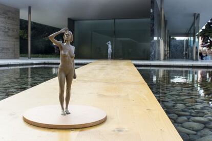 Tres de las esculturas creadas por Veilhan que dialogan con la obra 'Amanecer' de Georg Kolbe.