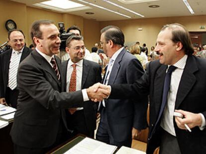 El ministro del Interior, José Antonio Alonso, saluda a Vicente Martínez-Pujalte (PP), en la comisión.