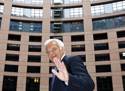 Jerzy Buzek llega ayer a la sede del Parlamento Europeo en Estrasburgo.